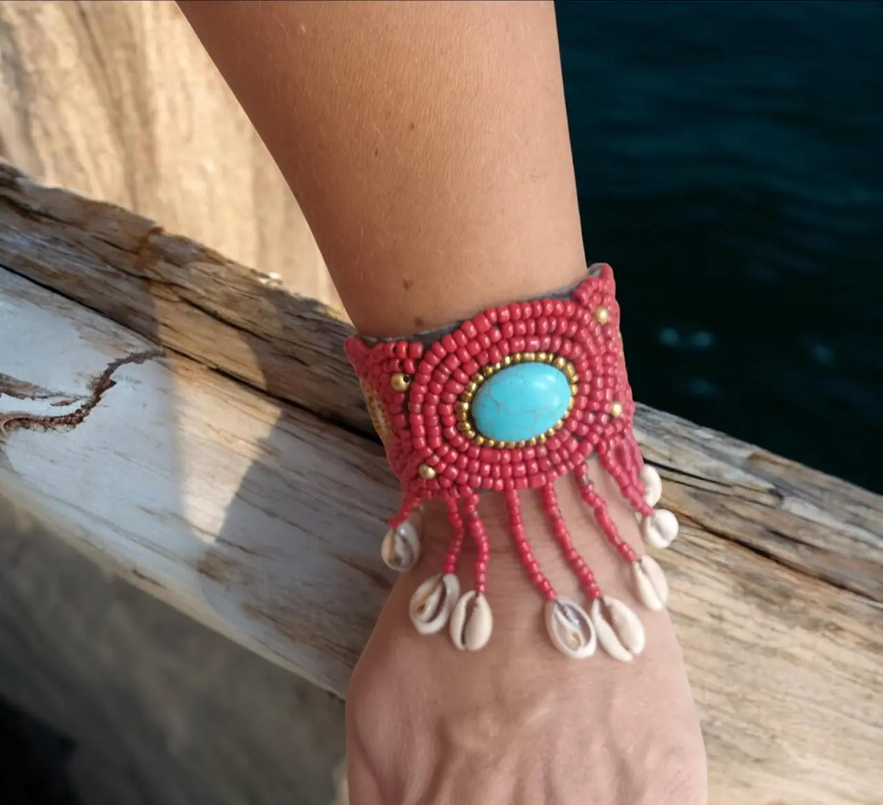 Pulsera Artesanal con cuentas, maderas y conchas tipo Boho - Imagen 2